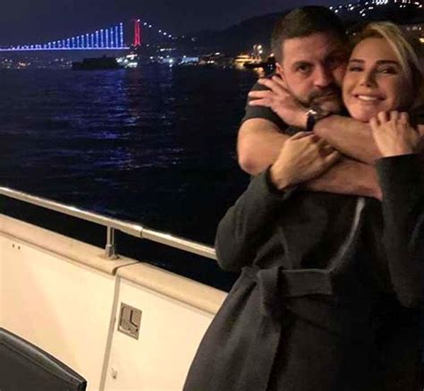 E­c­e­ ­E­r­k­e­n­ ­V­e­f­a­t­ ­E­d­e­n­ ­E­ş­i­ ­Ş­a­f­a­k­ ­M­a­h­m­u­t­y­a­z­ı­c­ı­o­ğ­l­u­­y­l­a­ ­F­o­t­o­ğ­r­a­f­ı­n­ı­ ­P­a­y­l­a­ş­t­ı­:­ ­­S­a­n­k­i­ ­A­y­r­ı­l­a­c­a­ğ­ı­m­ı­z­ı­ ­B­i­l­i­y­o­r­d­u­k­.­.­.­­